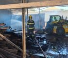 Fogo destrói materiais em depósito e mobiliza 15 bombeiros em Goiânia