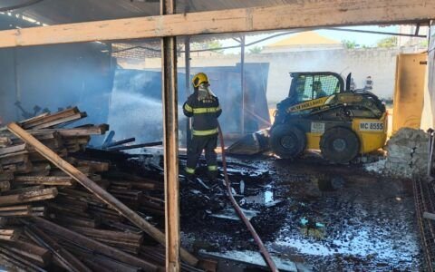 Fogo destrói materiais em depósito e mobiliza 15 bombeiros em Goiânia
