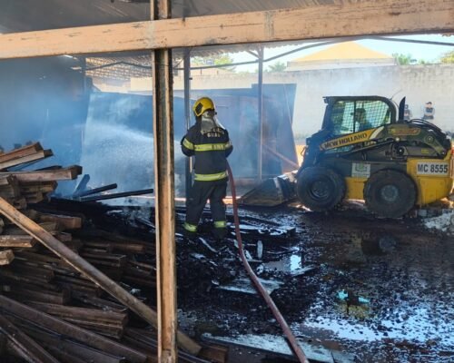 Fogo destrói materiais em depósito e mobiliza 15 bombeiros em Goiânia