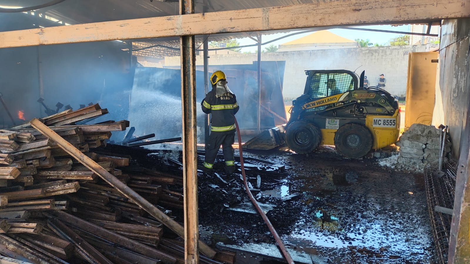 Fogo destrói materiais em depósito e mobiliza 15 bombeiros em Goiânia