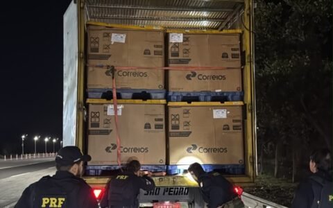 PRF encontra homem escondido em caixa dentro de caminhão dos Correios