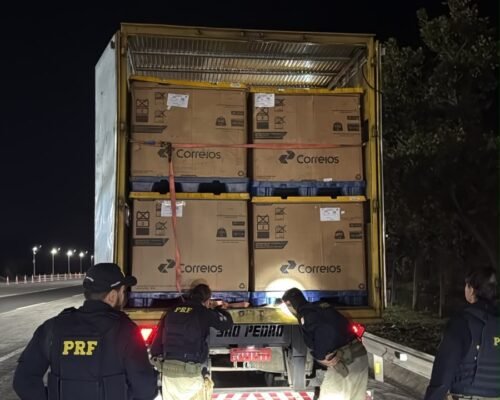 PRF encontra homem escondido em caixa dentro de caminhão dos Correios