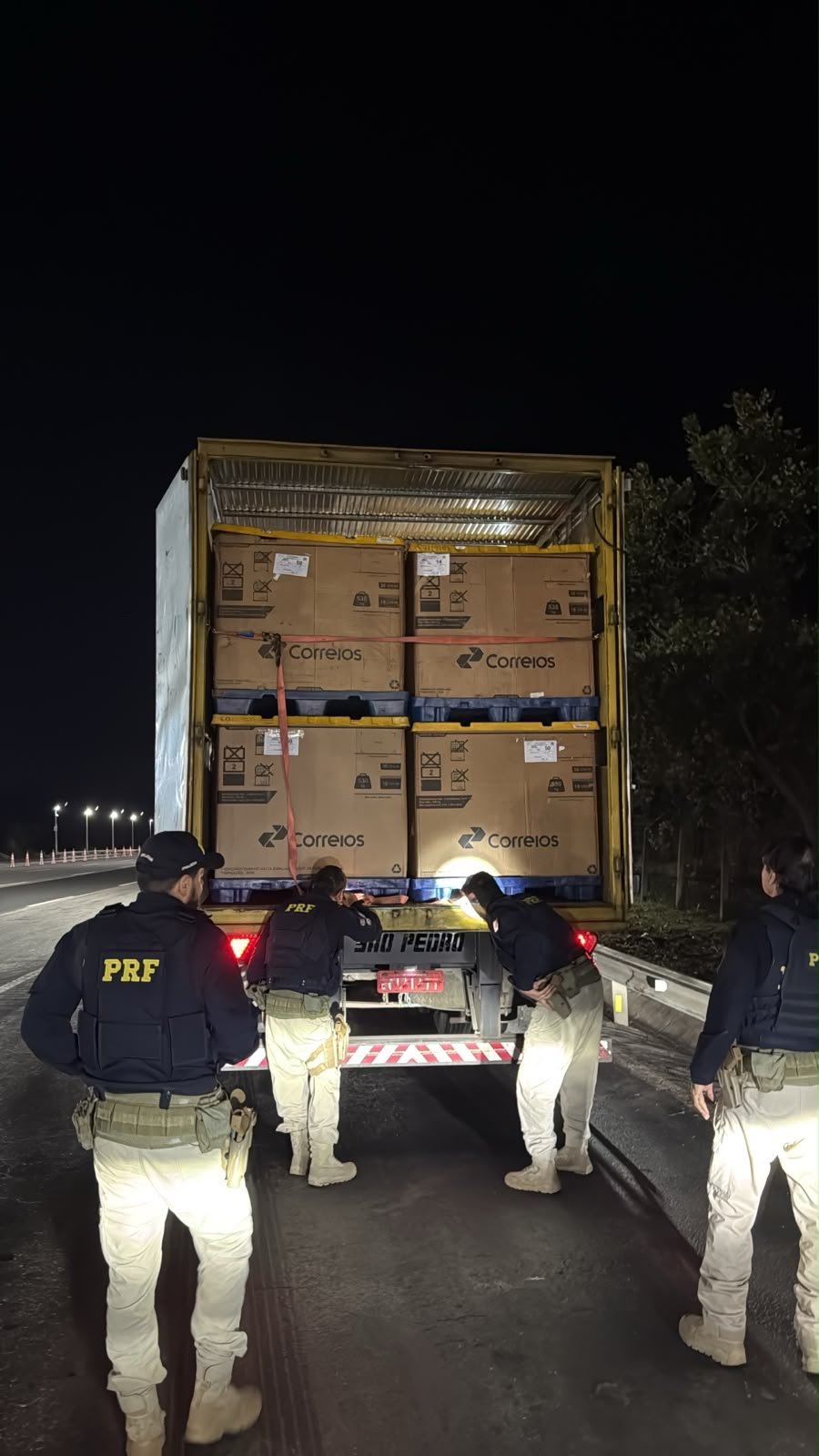 PRF encontra homem escondido em caixa dentro de caminhão dos Correios