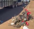 Mulher pula da moto antes de carreta arrastar e destruir veículo em Jataí