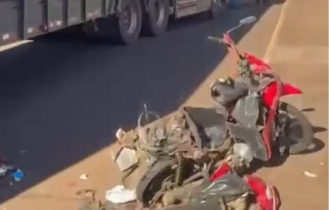 Mulher pula da moto antes de carreta arrastar e destruir veículo em Jataí