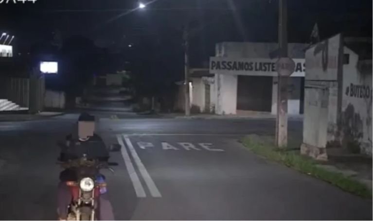 Motociclista tenta atropelar coletor e é preso em Goiânia