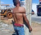 Homem suspeito de furtar celulares é amarrado a poste em Aparecida