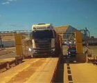 Motorista bêbado invade empresa com carreta e tenta subornar policiais em Goiás