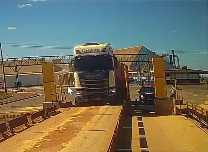 Motorista bêbado invade empresa com carreta e tenta subornar policiais em Goiás