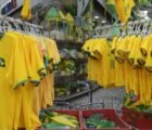 Eliminação do Brasil na Copa faz vendas de camisas despencarem em Goiânia