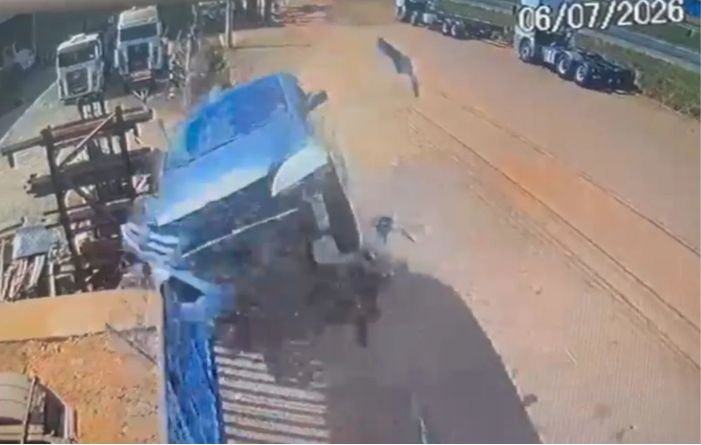 Motorista perde o controle na BR-060 e causa rastro de destruição em Anápolis