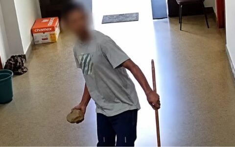 Homem invade prefeitura, ameaça servidores e enfrenta policiais em Goiás