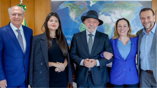 Lula manifesta preferência por Adriana Acorsi e Aava Santiago em Goiás