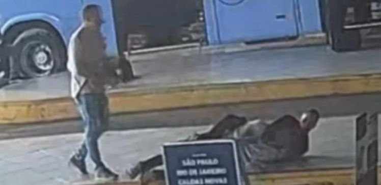 Foragido tenta fugir na rodoviária de Goiânia, mas é imobilizado por PMs