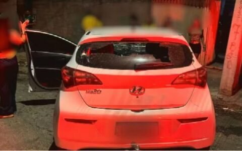 Mulher invade casa do ex com carro, atinge três menores e acaba presa em Goiânia
