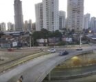 Câmera registra carro destruindo cancela da Marginal Botafogo