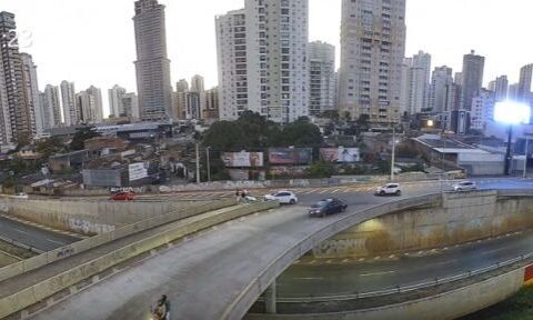 Câmera registra carro destruindo cancela da Marginal Botafogo