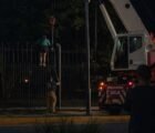 Torcedora fica presa em grade ao tentar invadir festa da Copa e é resgatada por guindaste