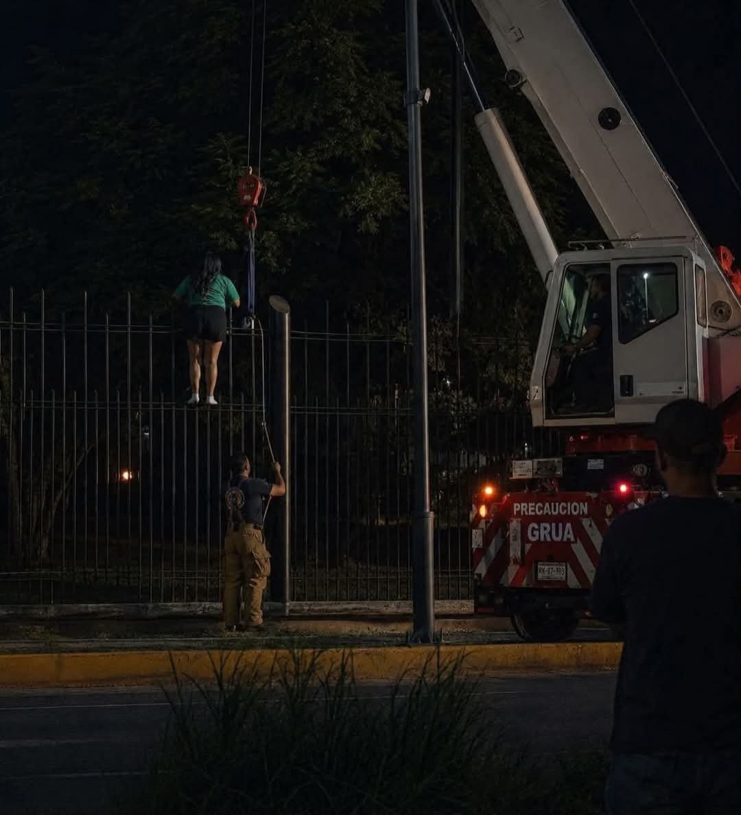 Torcedora fica presa em grade ao tentar invadir festa da Copa e é resgatada por guindaste