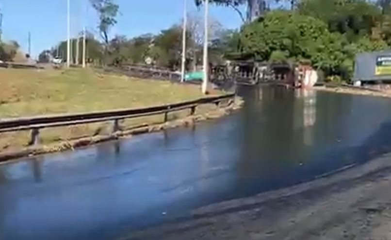 Após carreta tombar no Rio Meia Ponte, empresa leva multa de R$ 2 milhões
