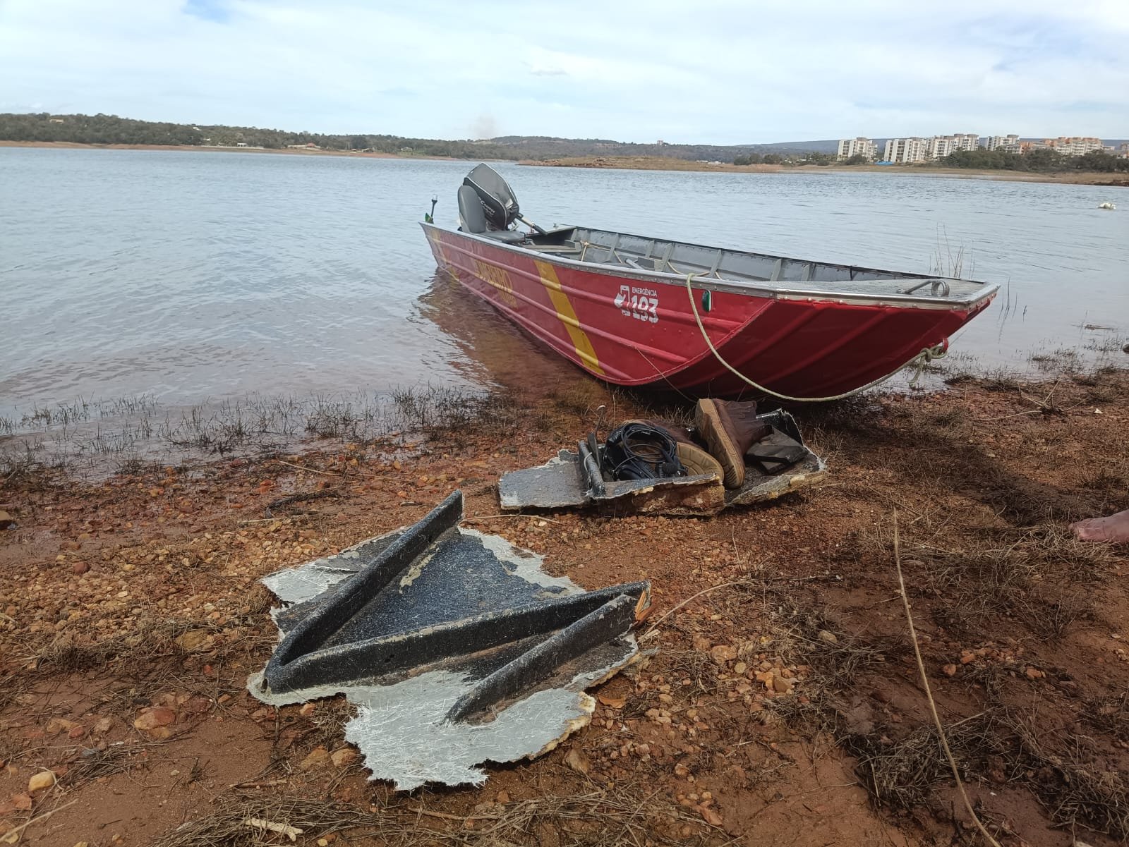 Avião anfíbio cai no Lago Corumbá, em Caldas Novas