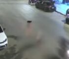 Homem é atingido por moto após salvar companheira de atropelamento; vídeo