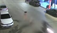 Homem é atingido por moto após salvar companheira de atropelamento; vídeo