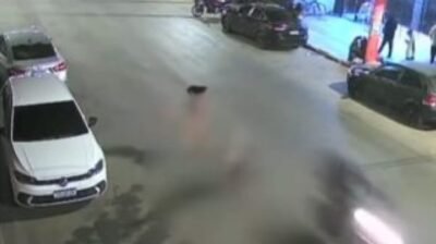 Homem é atingido por moto após salvar companheira de atropelamento; vídeo