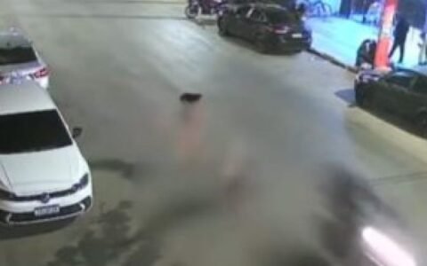 Homem é atingido por moto após salvar companheira de atropelamento; vídeo