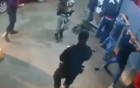 Vídeo mostra policial dando coronhadas e chutes em homem em Formosa