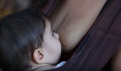 Amamentação pode reduzir risco de infarto e AVC em mulheres