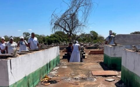 Terreiro reúne dezenas de filhos de santo em mutirão de limpeza de cemitério em Luziânia
