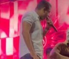 Cabo da PM canta com Eduardo Costa durante show em Goiás
