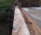 Homem cai em rio após caminhão tombar na GO-184, em Jataí
