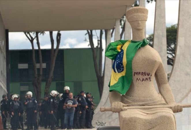 Moraes autoriza regime semiaberto para Débora do Batom