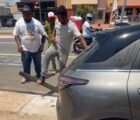 Cerca de 12 homens levantam carro preso em bueiro em Goiânia