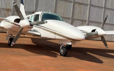 Avião feito com materiais reciclados leva menino a curso de piloto