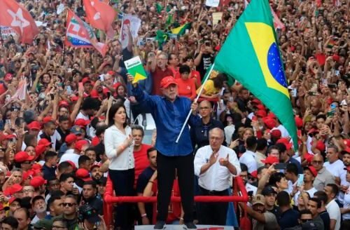 Lula é reeleito presidente do Brasil em virada histórica