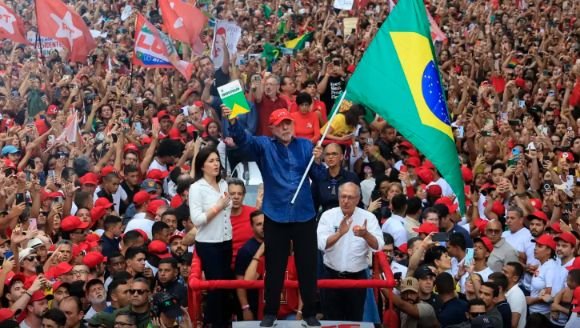 Lula é reeleito presidente do Brasil em virada histórica