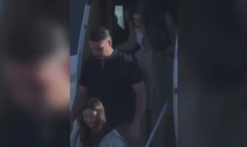 Flávio Bolsonaro desembarca nos EUA após viagem via Argentina e Equador